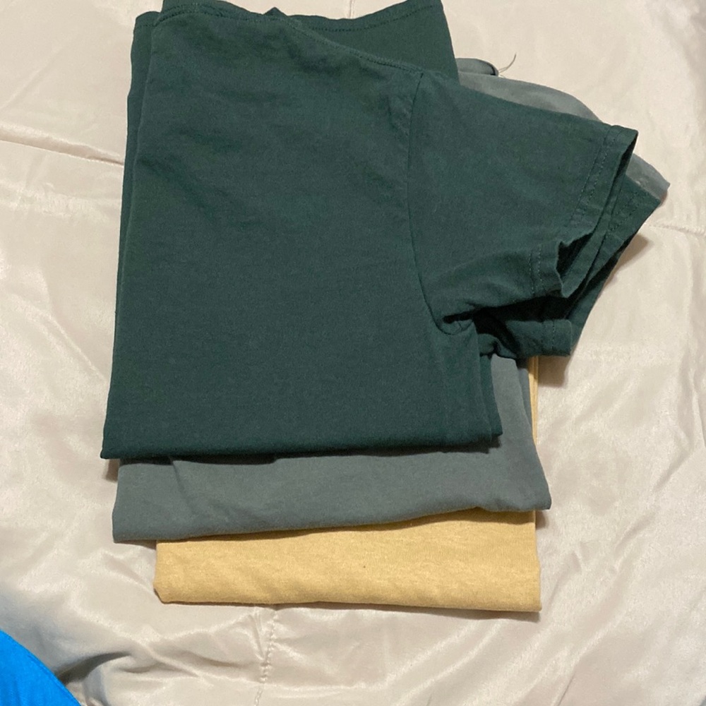 3 pack of tees size Small